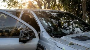 La camioneta presentaba al menos cinco impactos de bala en la parte frontal.