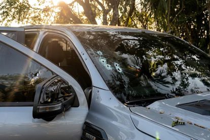 La camioneta presentaba al menos cinco impactos de bala en la parte frontal.