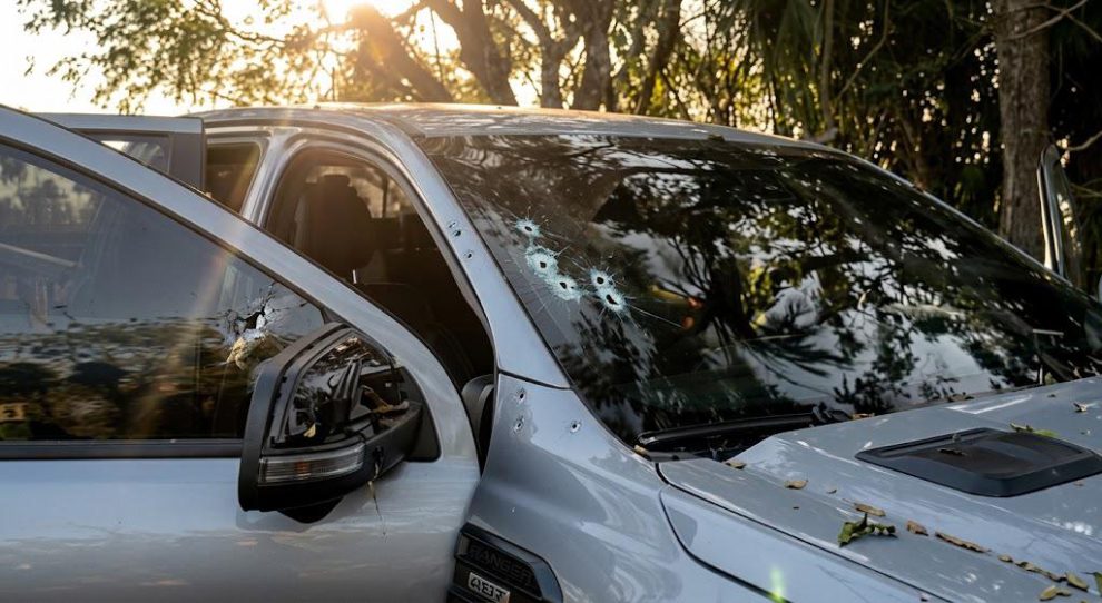 La camioneta presentaba al menos cinco impactos de bala en la parte frontal.