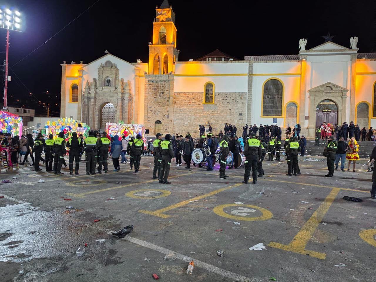 Efectivos policiales realizaron el barrido y despeje de la ruta al concluir la Entrada Universitaria