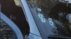 El vehículo atacado quedó con impactos de bala en el vidrio frontal
