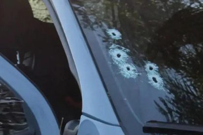 El vehículo atacado quedó con impactos de bala en el vidrio frontal