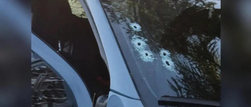 El vehículo atacado quedó con impactos de bala en el vidrio frontal