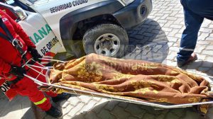 Rescatistas trasladan a una de las víctimas del hecho