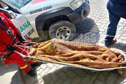 Rescatistas trasladan a una de las víctimas del hecho