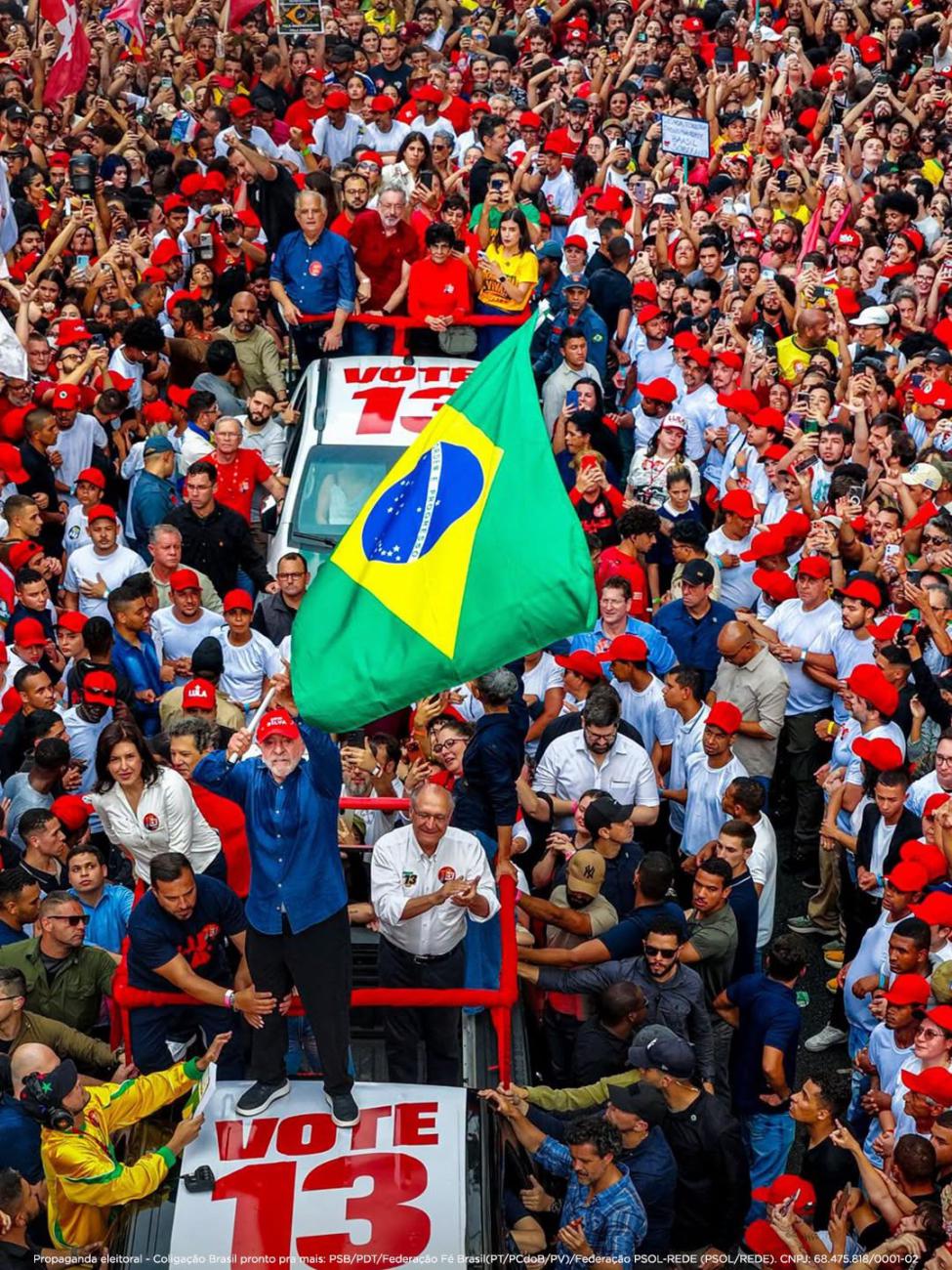 Lula da Silva recorre las calles en un vehículo descubierto rodeado por una multitud de simpatizantes