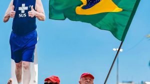 Durante el recorrido, el mandatario electo sostiene la bandera nacional ante la mirada de sus seguidores