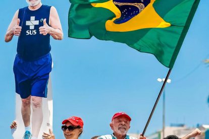 Durante el recorrido, el mandatario electo sostiene la bandera nacional ante la mirada de sus seguidores