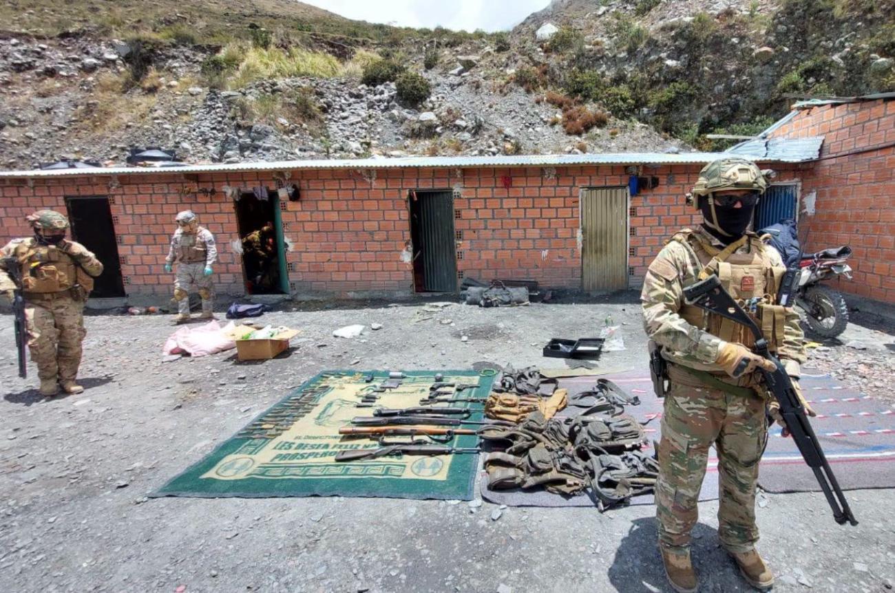 Parte del material hallado: armas de fuego, municiones y equipamiento táctico.