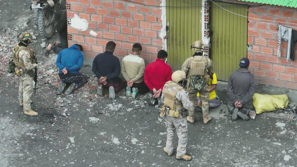 Veintidós personas fueron aprehendidas durante la intervención.