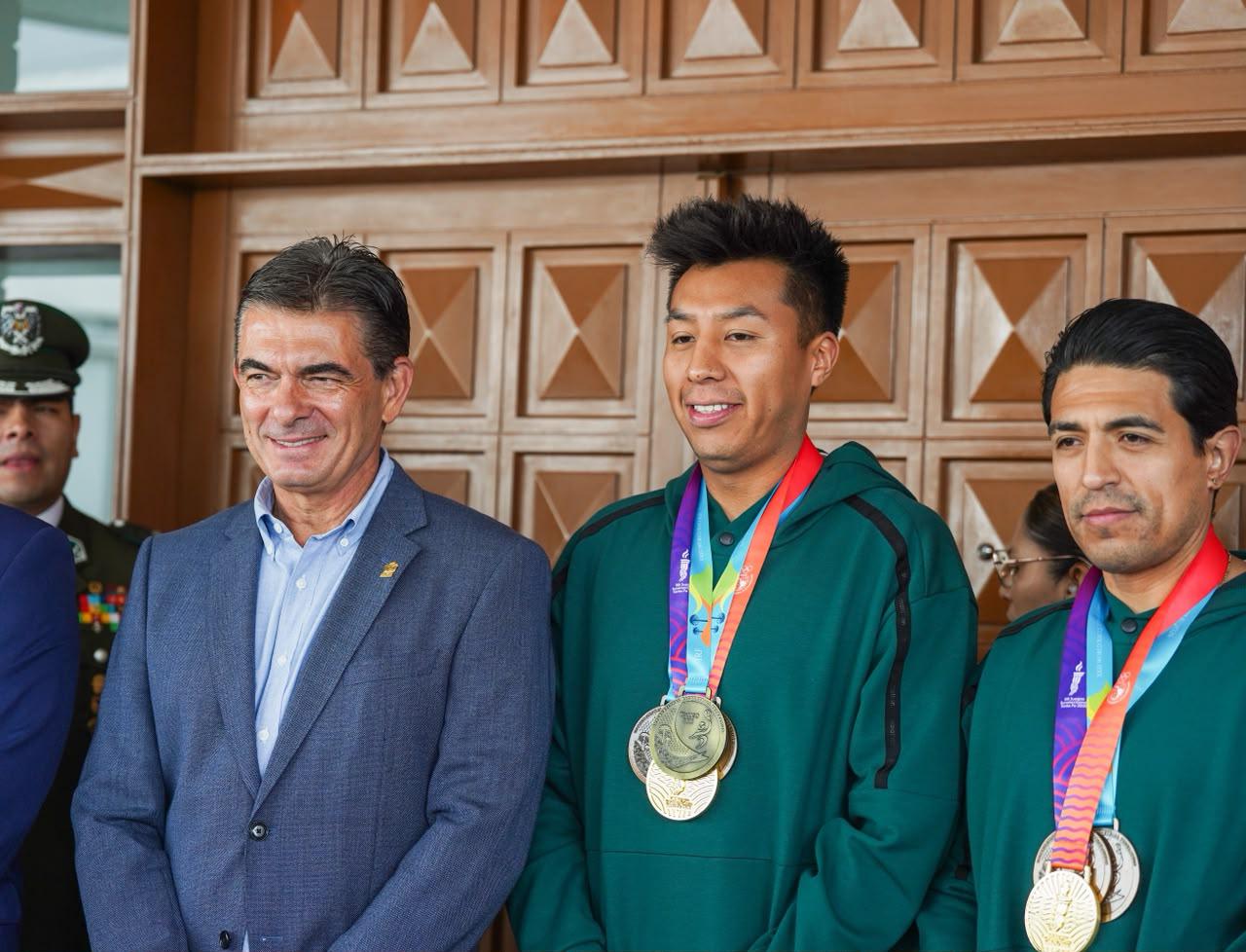 Paz posó junto a los tres medallistas bolivianos tras el desayuno.