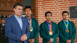 El presidente Rodrigo Paz recibió a los campeones de ráquetbol en la residencia de San Jorge.