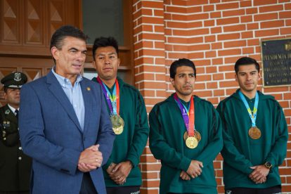 El presidente Rodrigo Paz recibió a los campeones de ráquetbol en la residencia de San Jorge.