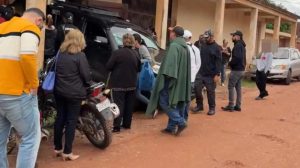 Un grupo de personas en una vivienda