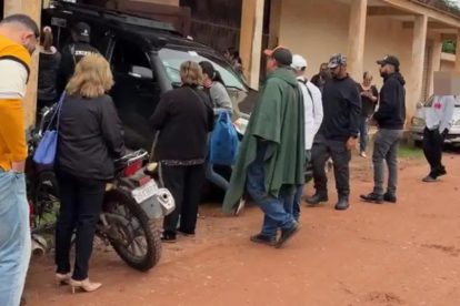 Un grupo de personas en una vivienda