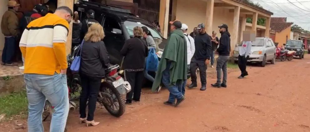 Un grupo de personas en una vivienda