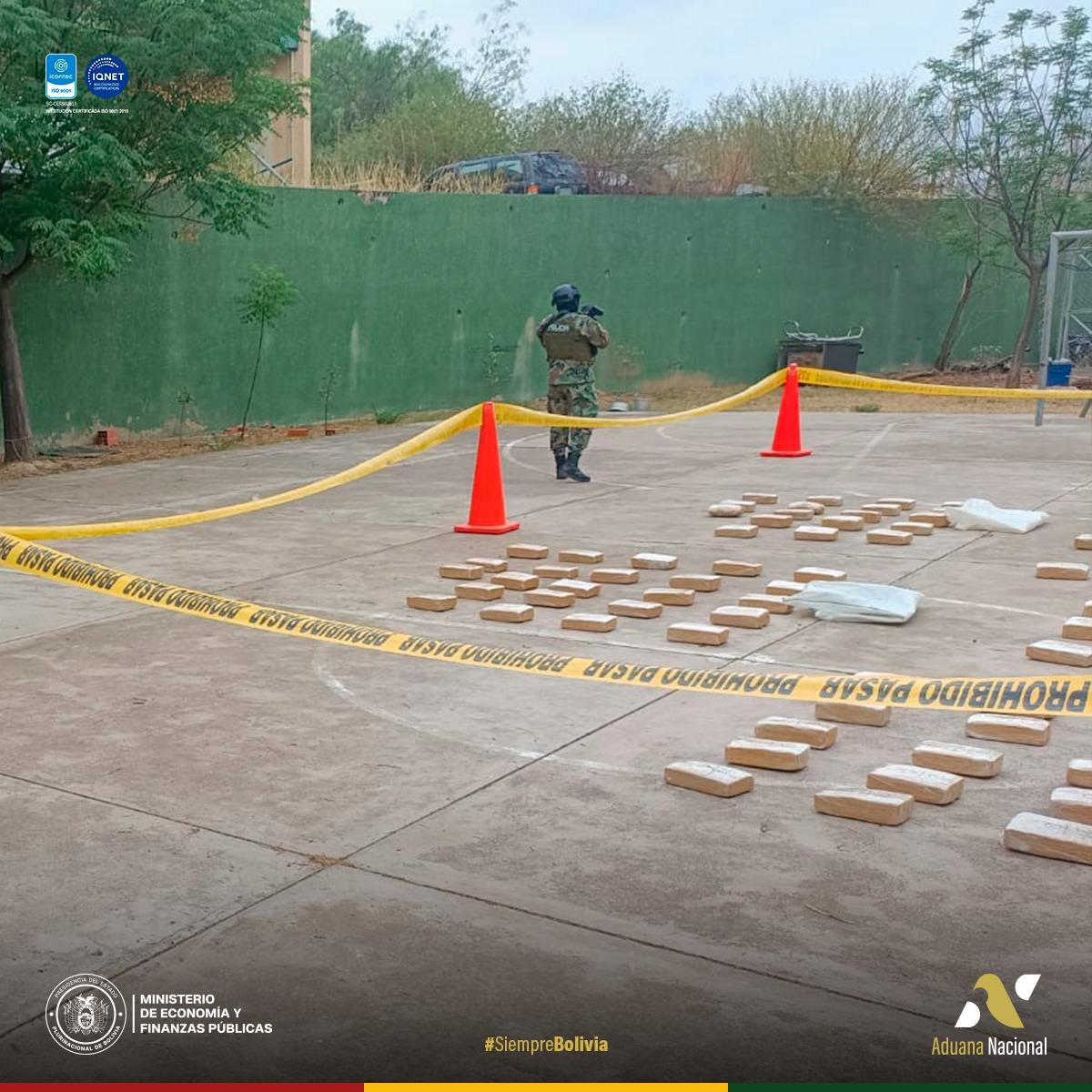 La droga estaba oculta en bolsas de yute dentro del vehículo.