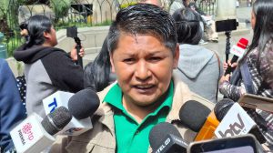 El diputado Lluta en conferencia de prensa