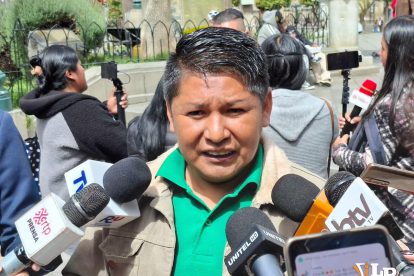 El diputado Lluta en conferencia de prensa