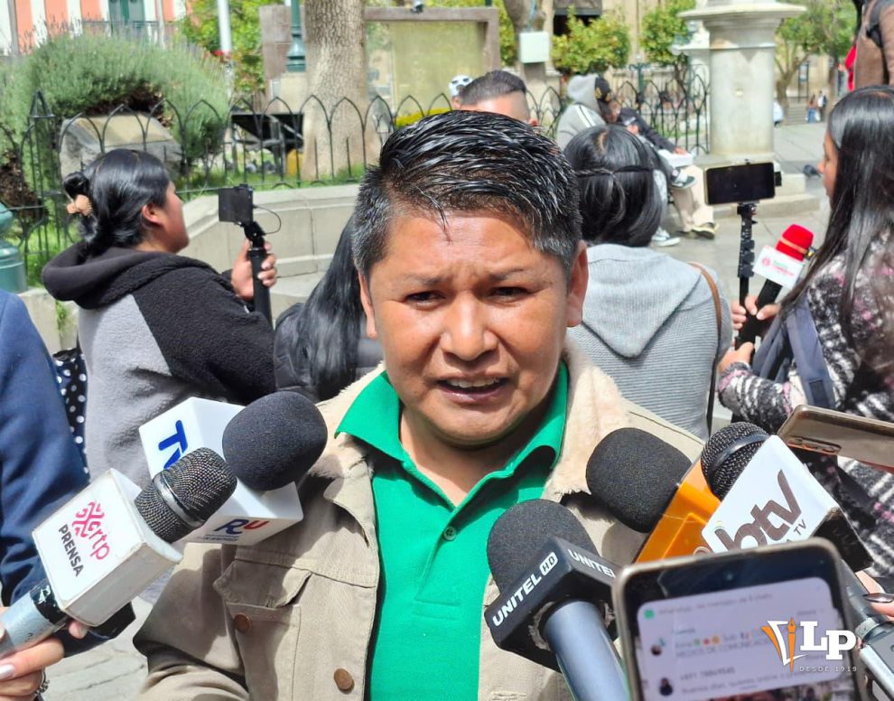 El diputado Lluta en conferencia de prensa