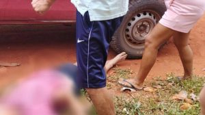 Un hombre tendido en el suelo