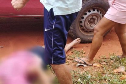 Un hombre tendido en el suelo
