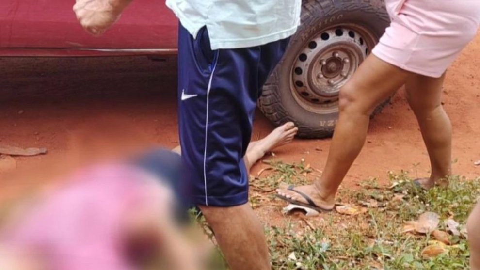 Un hombre tendido en el suelo