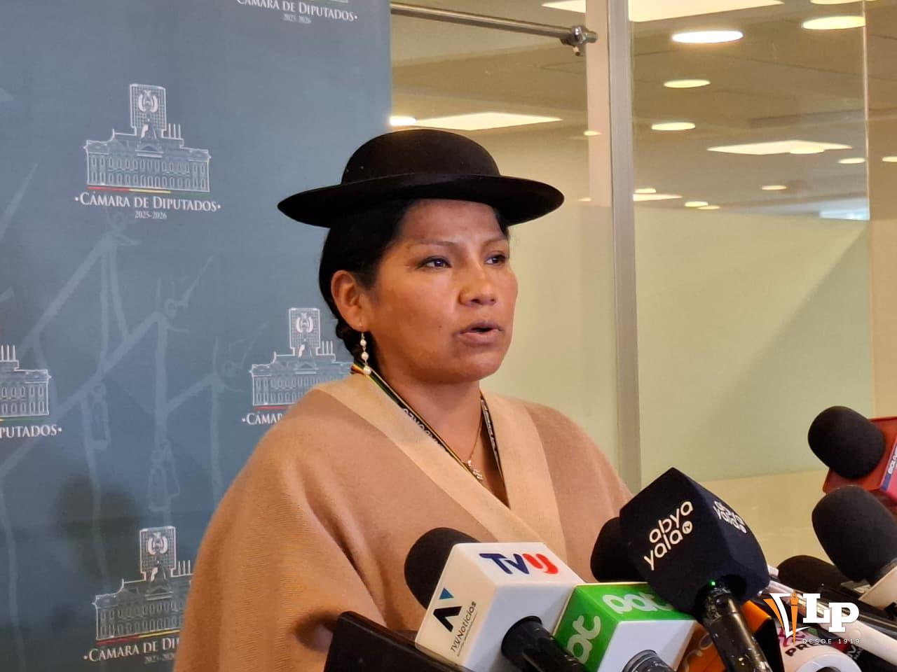 La senadora Crispín en conferencia de prensa