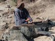 Un comunario junto a su ganado afectado por la sequía, en Pasorapa.