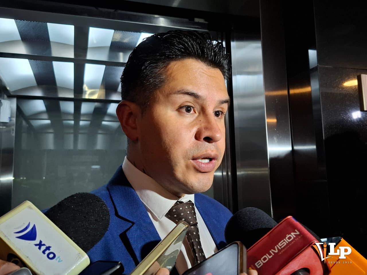 El diputado Rojas en conferencia de prensa