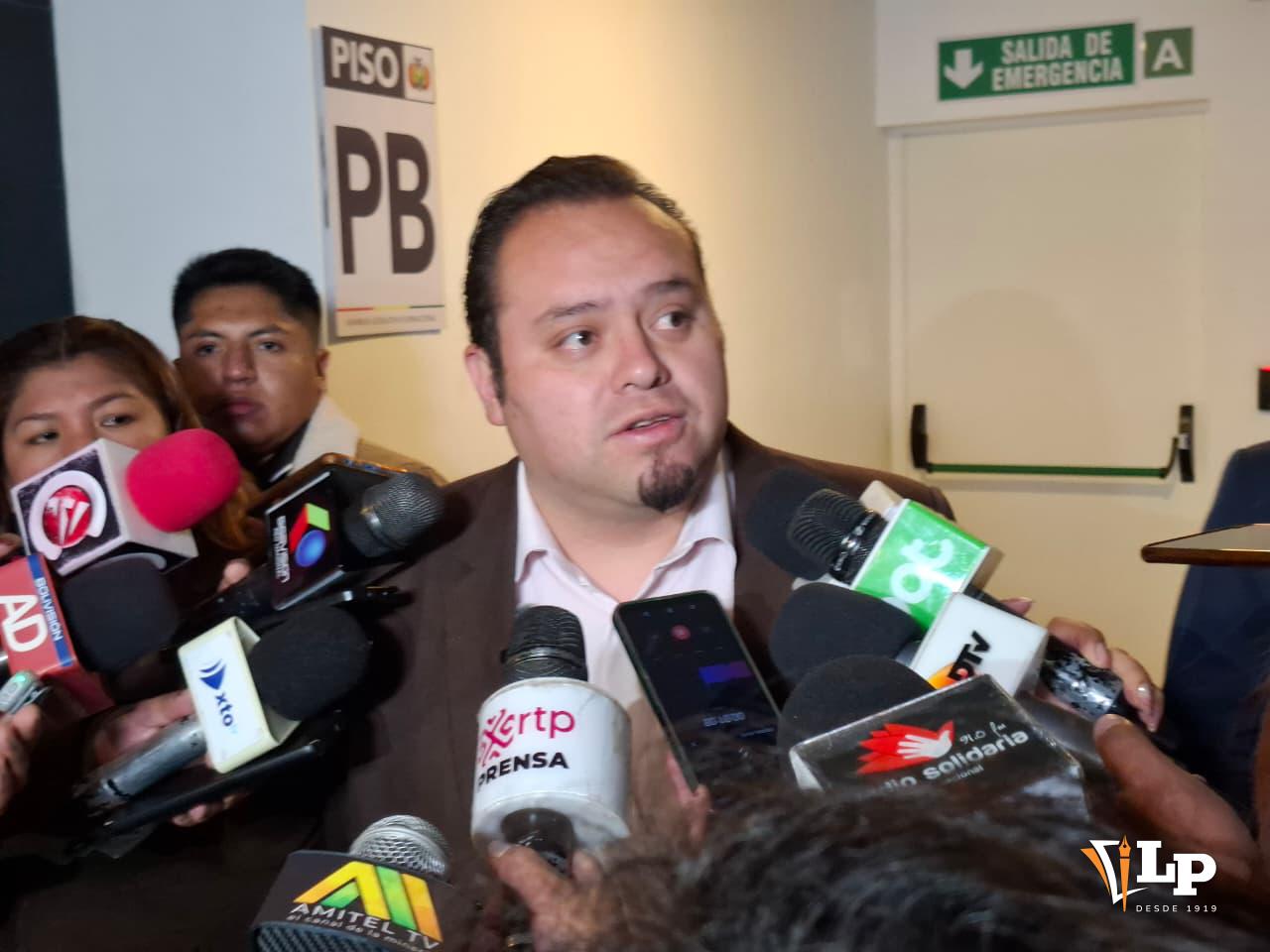 El diputado García en conferencia de prensa
