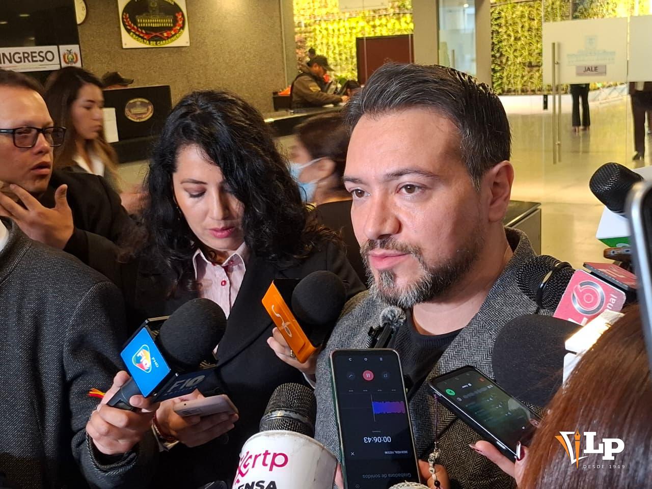 El diputado Reyes en conferencia de prensa