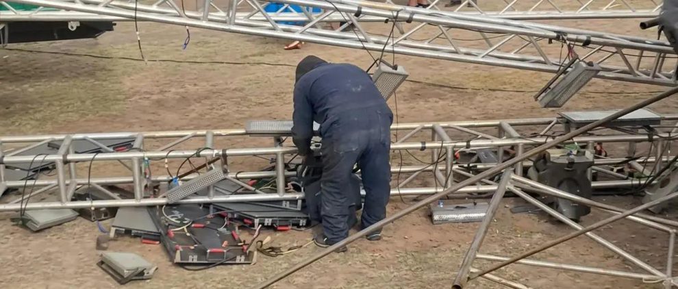 Fuertes vientos provocan destrozos.