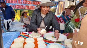 Señora con quesos