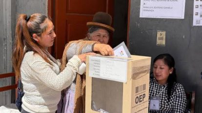 persona votando