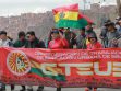 Un grupo de personas en una marcha con pancartas