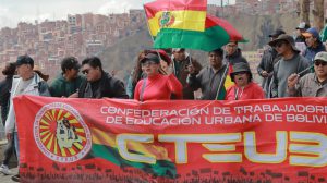 Un grupo de personas en una marcha con pancartas