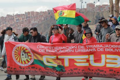 Un grupo de personas en una marcha con pancartas