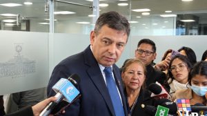 El senador Ávila en conferencia de prensa