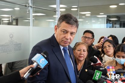 El senador Ávila en conferencia de prensa