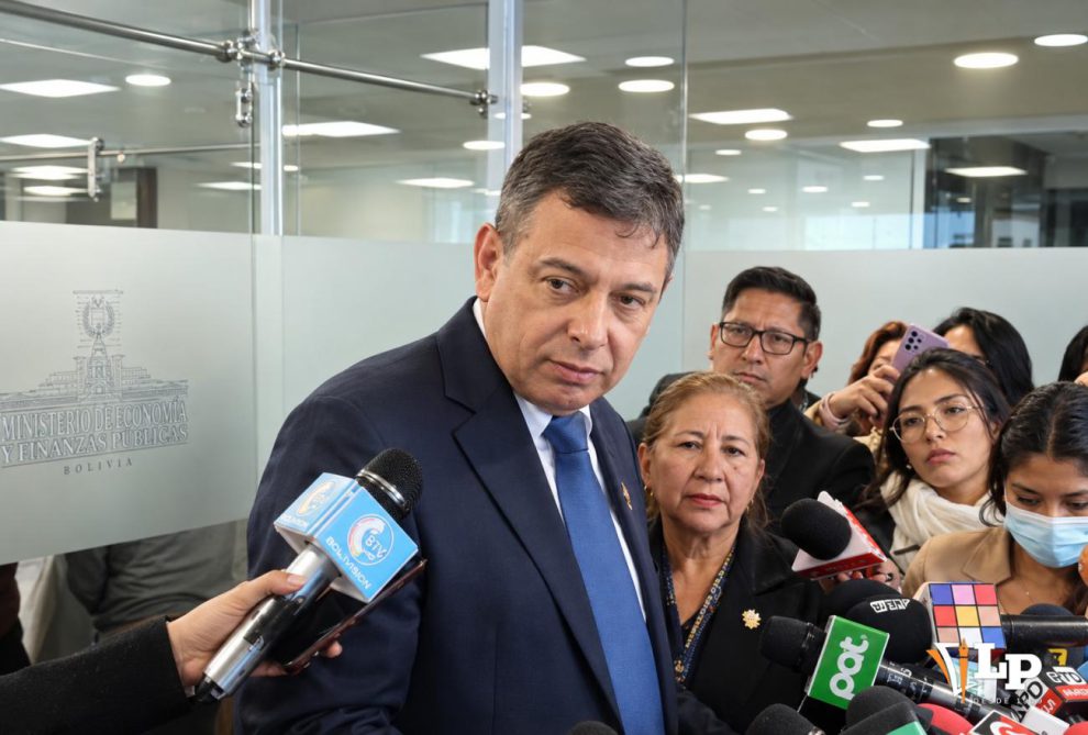 El senador Ávila en conferencia de prensa