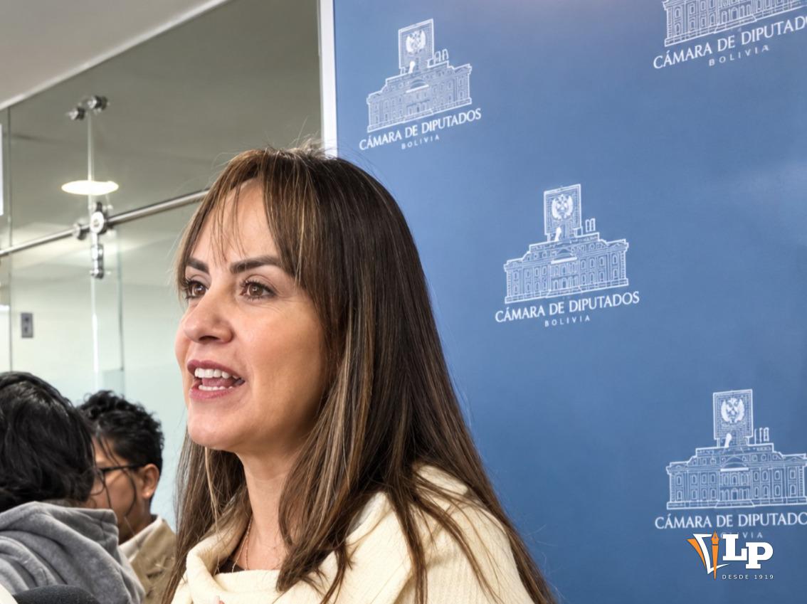 La diputada Herbas en conferencia de prensa