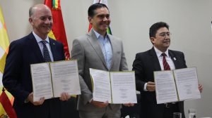 Autoridades de Gobierno y de WWF rubrican el acuerdo para crear el PFP.