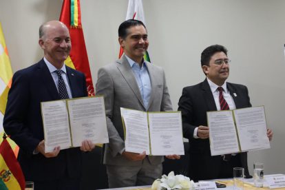 Autoridades de Gobierno y de WWF rubrican el acuerdo para crear el PFP.