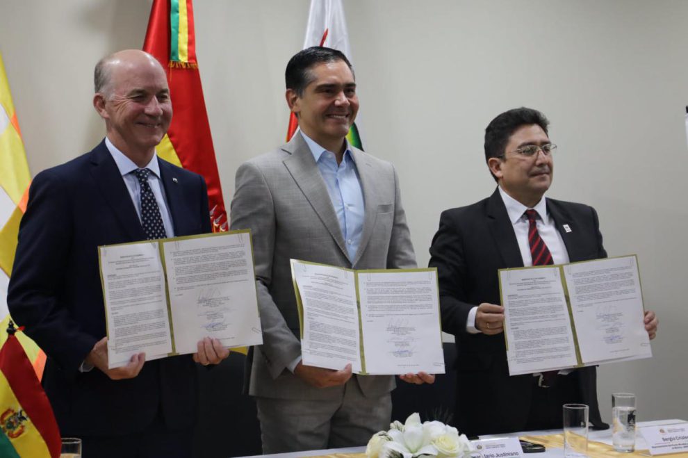 Autoridades de Gobierno y de WWF rubrican el acuerdo para crear el PFP.