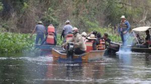 Un grupo de personas en un bote en un rio
