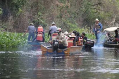 Un grupo de personas en un bote en un rio