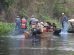 Un grupo de personas en un bote en un rio