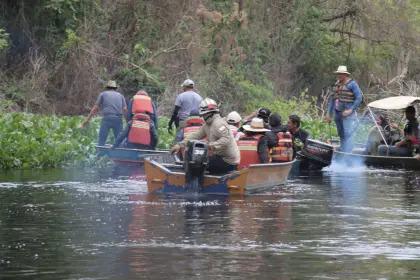 Un grupo de personas en un bote en un rio