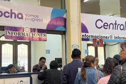 Un grupo de personas en una entidad financiera